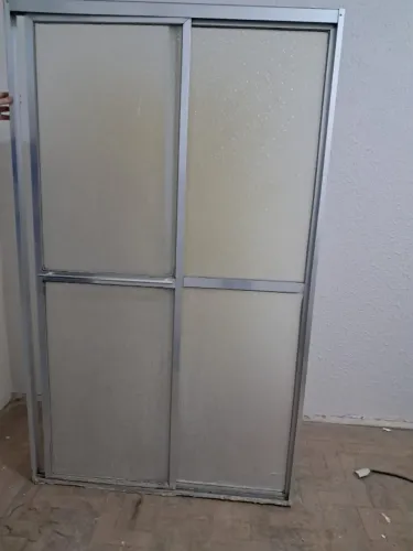 Box banheiro em acrílico com moldura em alumínio
