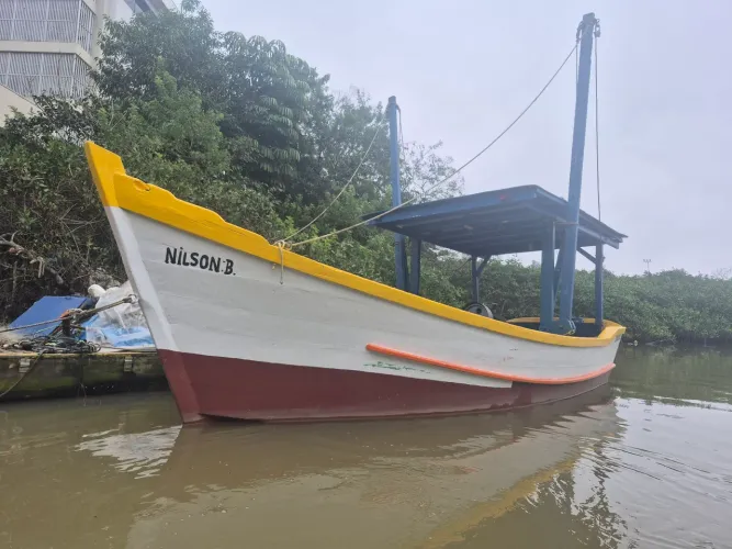 Bote de pesca equipado novo 