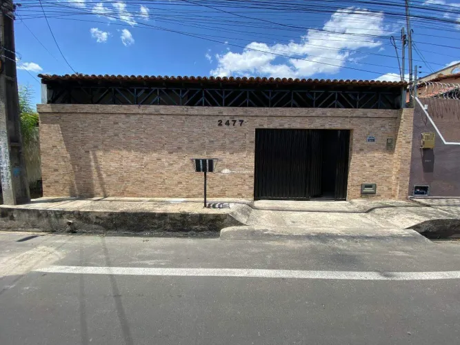 CASA RESIDÊNCIAL COM 02 VAGAS DE GARAGEM COBERTA NO BAIRRO LOURIVAL PARENTE.