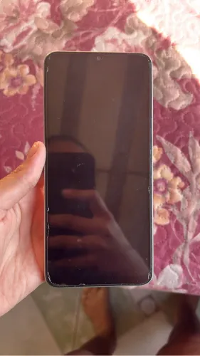 Vendo Redmi 13c Esses trincado é na película em bom estado Valor 450,400 vai em bora
