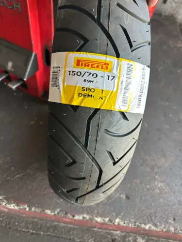 Pneu Sport demon 69H Pirelli 150/70/17 novo sem uso