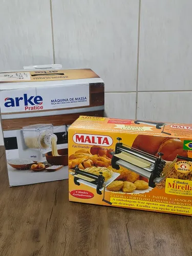 Conjunto máquina e rolo de massa