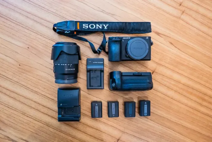 Câmera Sony a6500 + lente 18-135mm + 4 baterias e grip + flash de brinde!