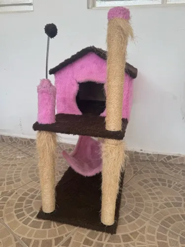 CASINHA ROSA COM REDE E ARRANHADOR PARA GATOS