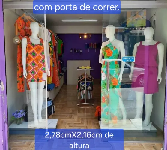 Vitrine pra estabelecimento ou casa em Blindex, com porta de correr.
