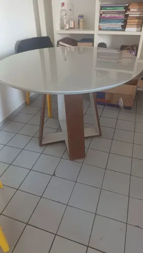 Mesa de jantar vidro redonda com pés de madeira