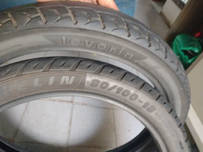 Vendo pneus aro 18 dianteiro.