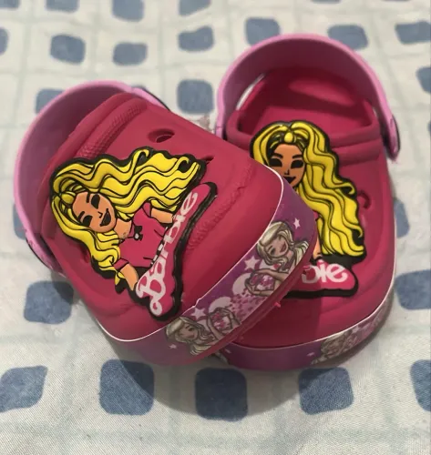Estilo e diversão para os pezinhos da sua pequena! Olha que fofura esse babuche da Barbie