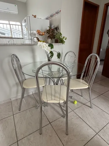Mesa com 4 cadeiras