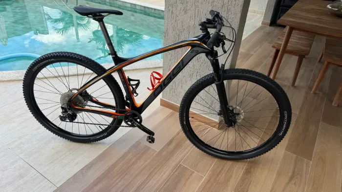 Bicicleta Oggi Agile Pro Carbon 29 - Preta/Laranja