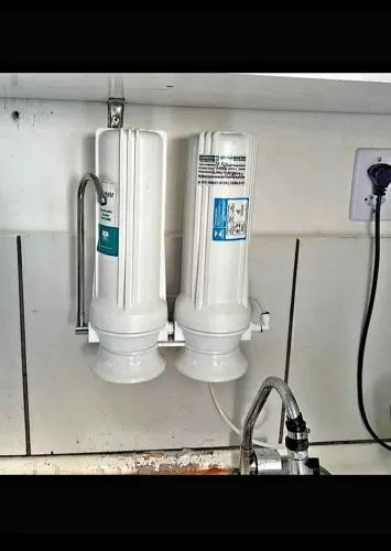 Filtro de água natural segura sujeira química e bactérias da água empresa instala 