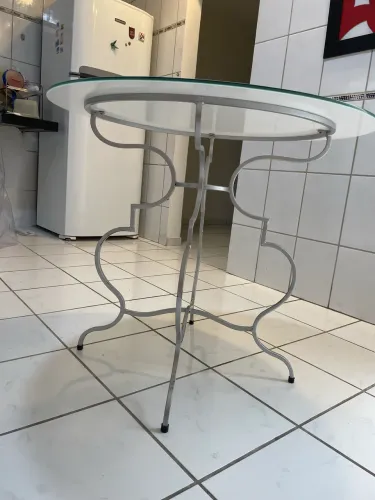 Mesa de ferro maciço com tampo de vidro