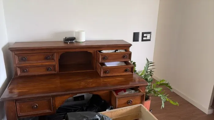 Mesa Antiga de Madeira com Gaveteiro - Estilo Clássico