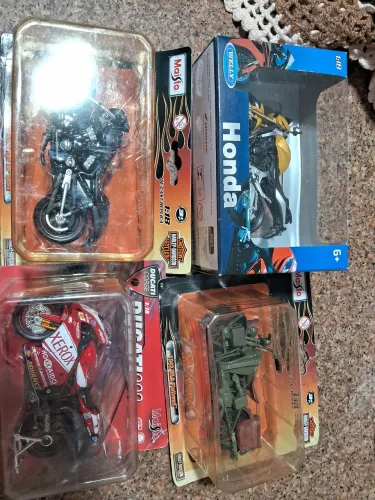 Lote 4 motos 1:18 itens de colecionador