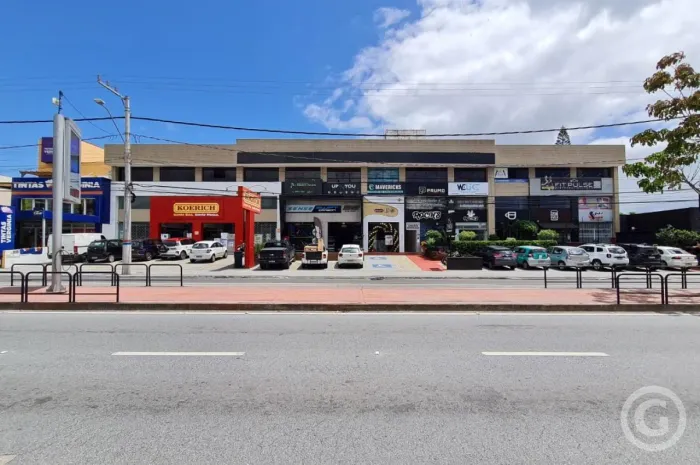 Sala comercial estratégica na Avenida Madre Benvenuta, ideal para seu negócio prosperar