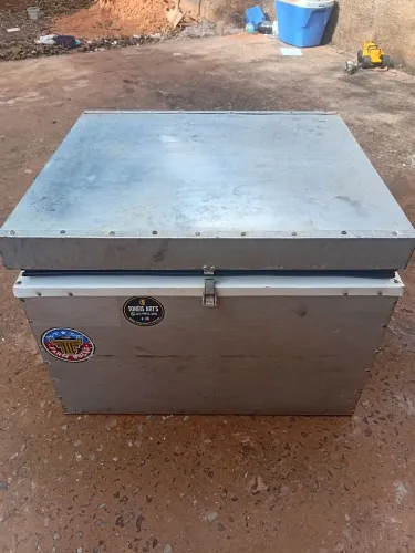 Caixa térmica revestida de alumínio cabe 10 cx de cerveja de latinha