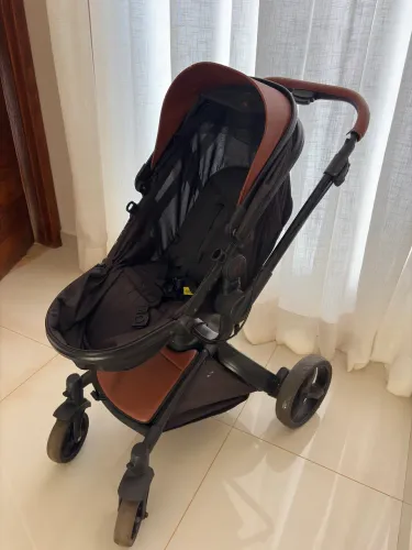 Vendo carrinho de bebê completo 