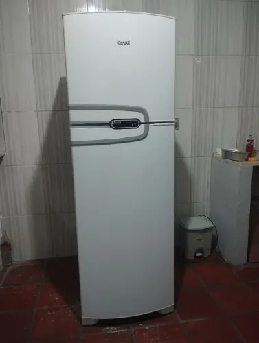 Geladeira 386 litros semi nova.