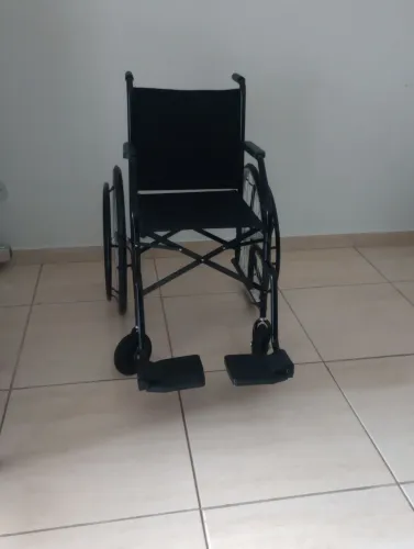Cadeira de rodas dobrável preta semi nova