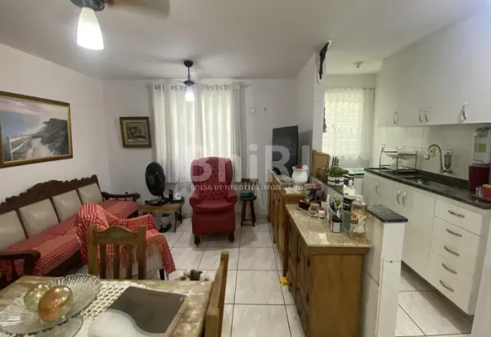 Vendo: Casa de vila, 2 quartos, sol da manhã, 1 vaga, em localização privilegiada, largo d