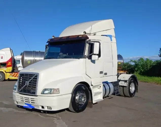 Volvo NH e carreta Random em otimo estado