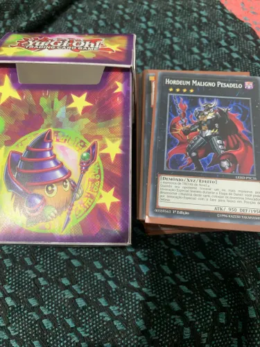 Deck de yu-gi-ho! Básico de 53 cards , com case .