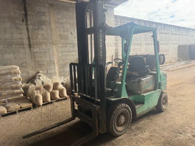 Empilhadeira Mitsubishi FG25 ano 2009