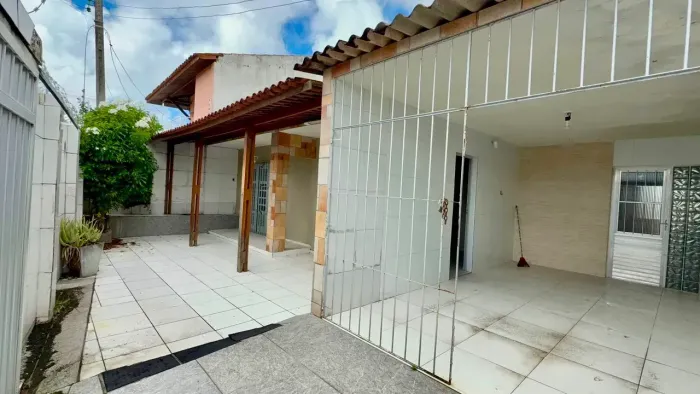 PITANGUINHA: Vendo CASA à 1 QUADRA da AV. FERNANDES LIMA