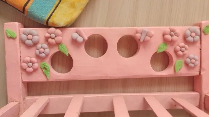 Cama de madeira para bonecas