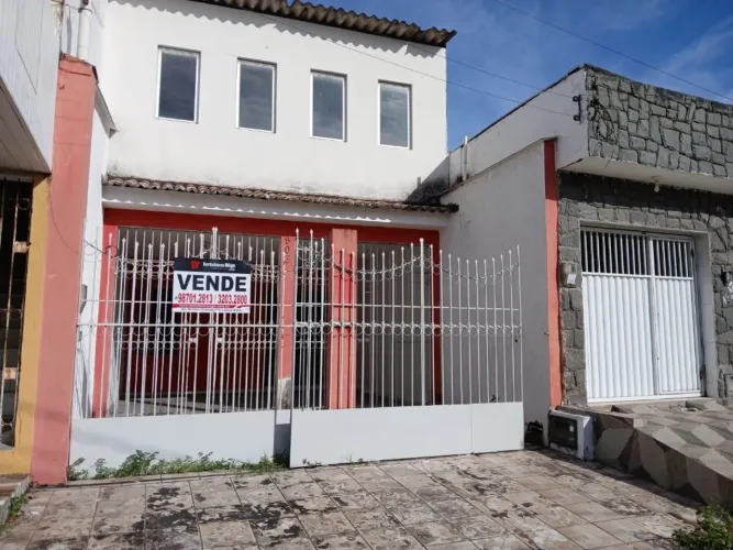 Casa Duplex à venda no Alecrim  Oportunidade com escritura pública!