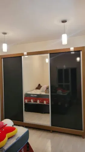 Guarda-roupa 3 portas correr com espelho L 2,70 x A 2,40 x P 0,60m