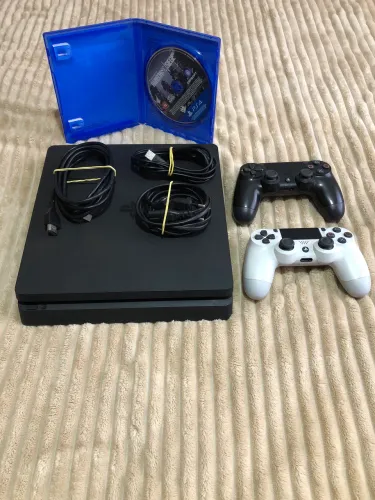 PS4 Slim, 2 Controles e 1 Jogo.
