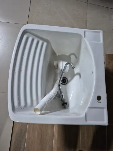 Tanque de Lavar Roupa em Louça/Cerâmica com Torneira - Ótimo Estado