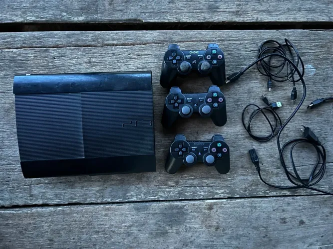 Vendo Ps3 super slim desbloqueado com 3 controles 