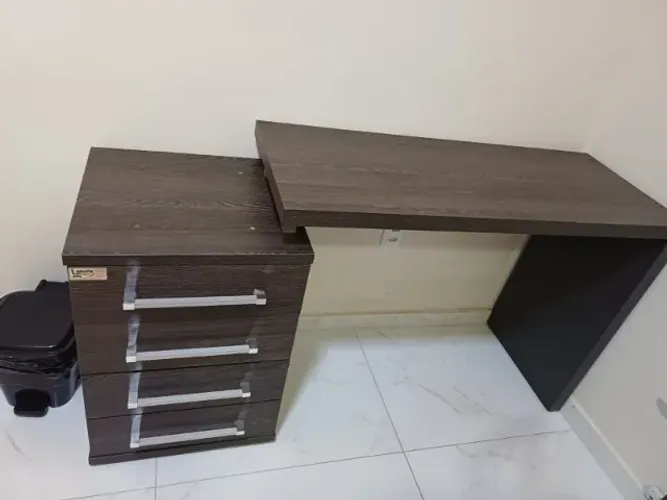 Mesa para Escritório em L ou Reta - MDF Amadeirado com Gaveteiro - 1,80 m