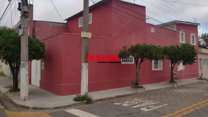 Sobrado para venda de esquina em Jacarei