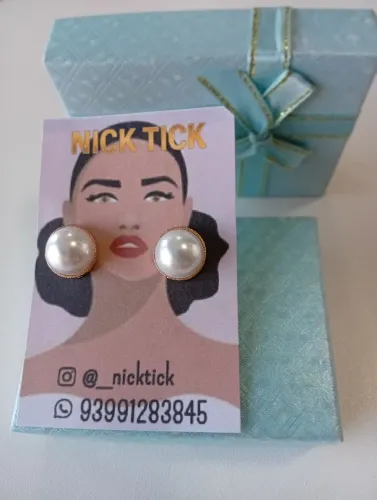 Brinco meia pérola moldura folheado a ouro 18K