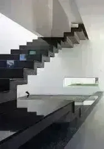 escada elegante com degraus em granito preto