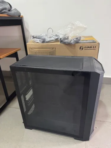 Gabinete Gamer Lian Li 215 / 2x Fans ARGB / Laterais em Vidro Temperado, Preto
