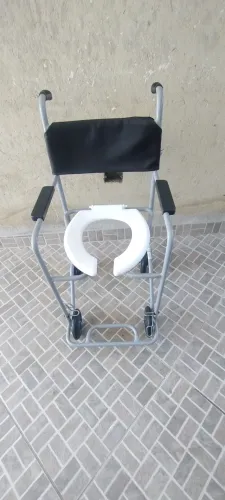 Cadeira de banho seminova 