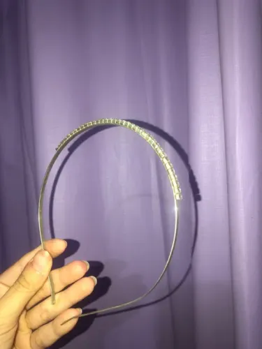 Tiara prata de pedrinhas brilhosas