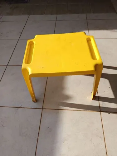 Mesa de plástico amarela crianças