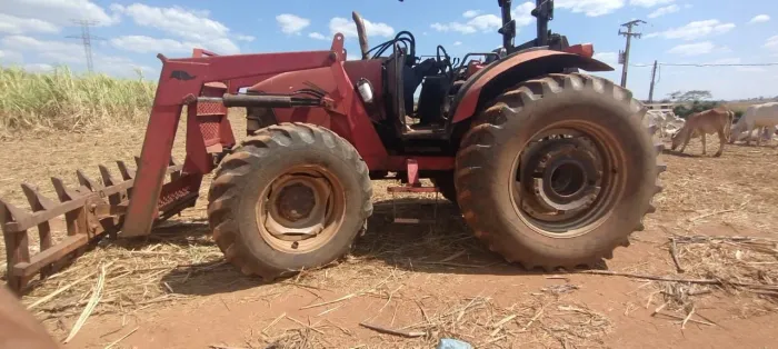 Trator Agrícola Case 110 CV com conjunto de lâmina tatu