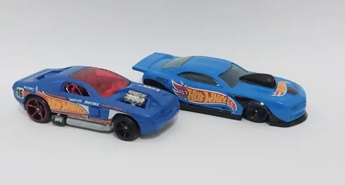 2 Miniaturas Hot Wheels Camaro e Hollowback azul equipe Hot Wheels