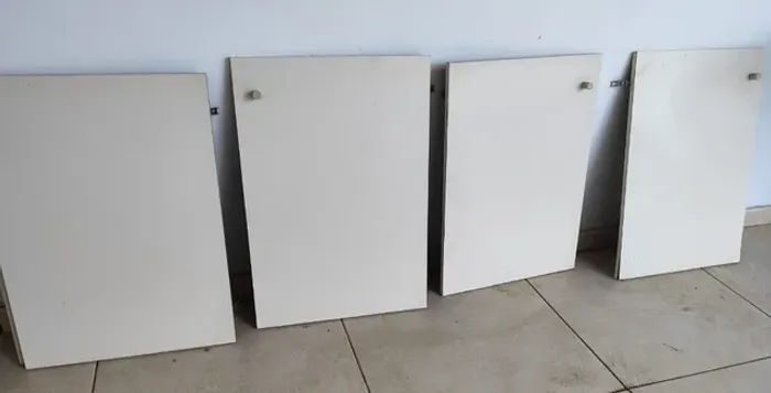 Portas de armário em madeira revestida com formica e dobradiças, 4 unidades