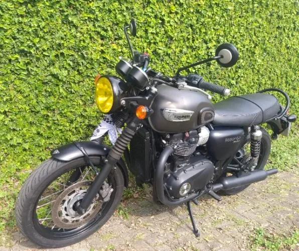 Triumph Bonneville t100 Black