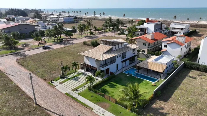 Belíssimo triplex com 4 suítes, deck e piscina no Condomínio Summerville!