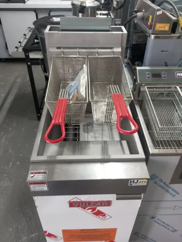 NZ. Fritadeira industrial a gás LG300 Vulcan