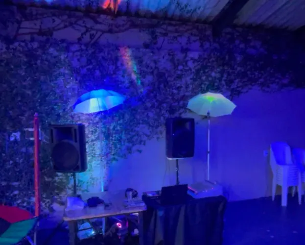 Som e iluminação e material pra Dj  para pequenos eventos 