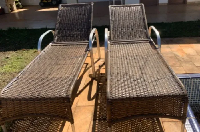 Cadeira espreguiçadeira de piscina